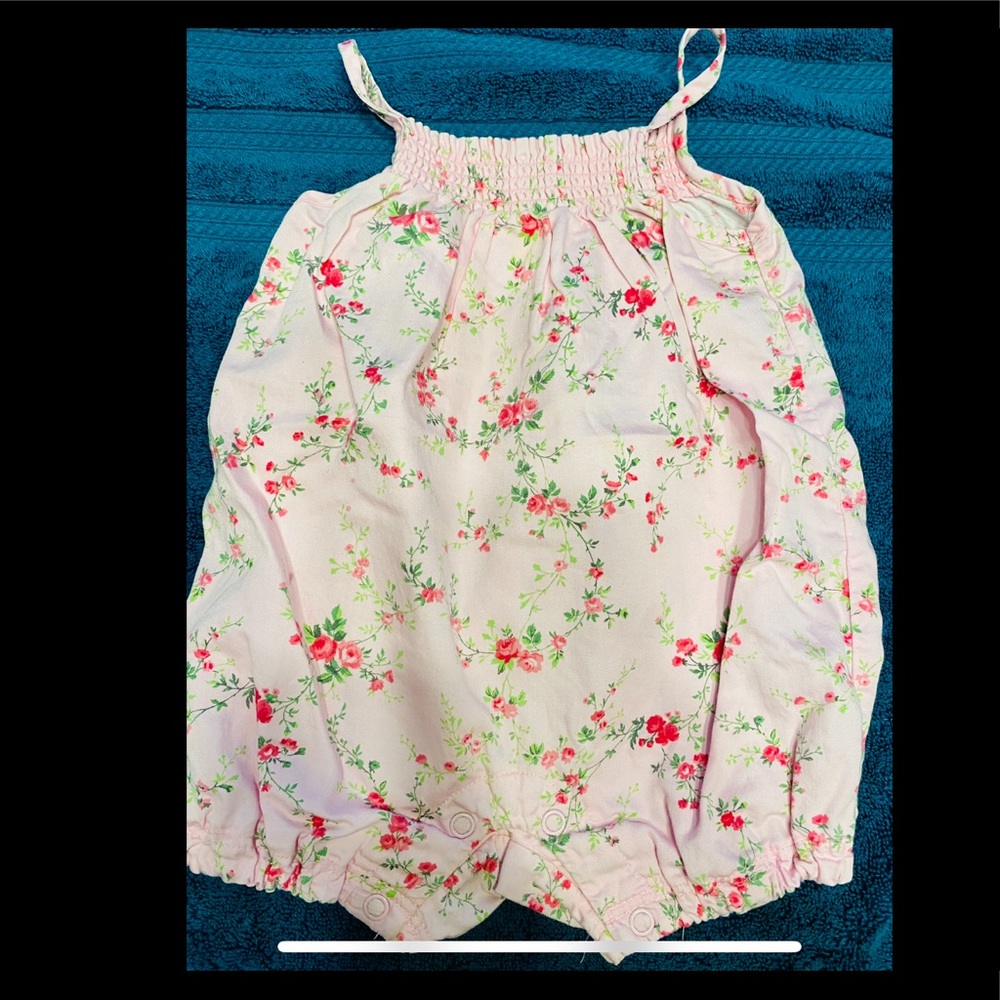 Floral Print!
Smoke free home!
Pet free home!